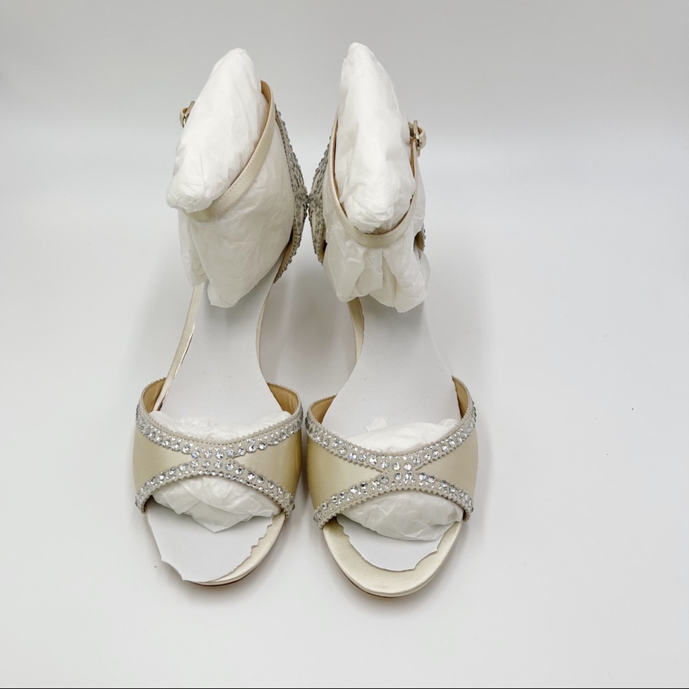 Badgley Mischka Women's Gillian Jeweled Ivory Satin Dress Sandal Heels Pumps 8 - Picture 4 of 15